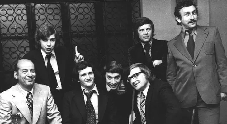 Kabaret Elita i rycerzy trzech: odkryj humor i kulturowy wpływ tej niezapomnianej historii
