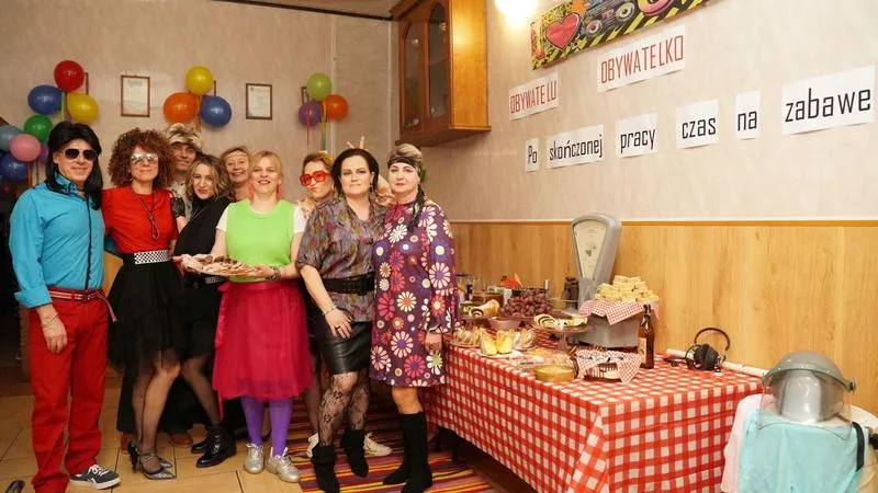 Biała bluzka i jej historia: opowieść o kobiecie w PRL, która porusza serca