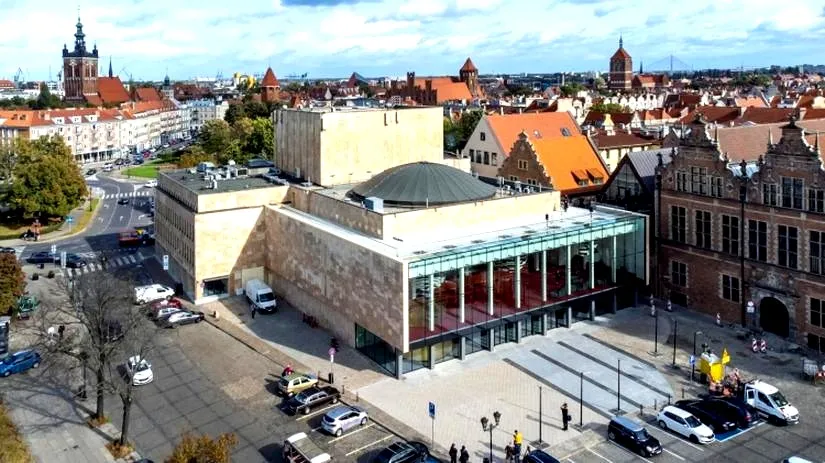 Czego nie widać w Teatrze Wybrzeże? Absurd pod lupą krytyki