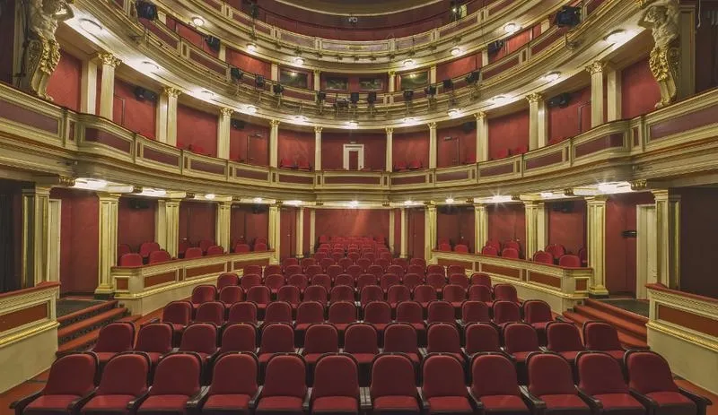 Czego unikać w teatrze? Powszechne błędy, które warto znać