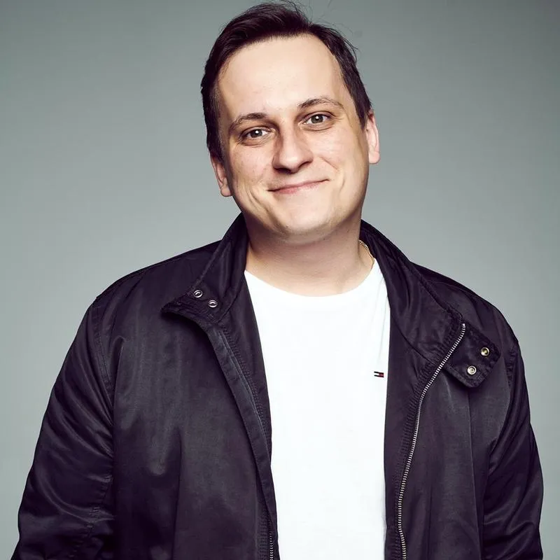 Najlepsze momenty Pawła Chałupki – odkryj jego wyjątkowy stand up i niepowtarzalny humor