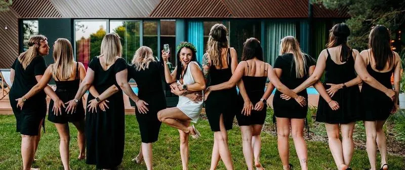 Najzabawniejsze perypetie przyjaciółek podczas wieczoru panieńskiego spektaklu