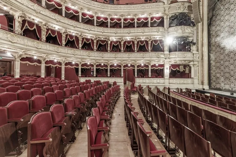 Odkryj fascynujący świat sztuki teatralnej w Krakowie – jakie teatry warto odwiedzić?