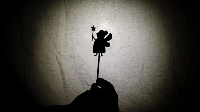 Odkryj fascynujący świat teatru cieni: tajemnice i techniki tej niezwykłej sztuki