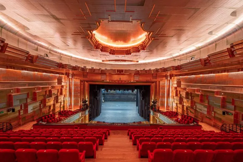 Stylowe wskazówki, jak ubrać się do teatru Capitol i zrobić wrażenie elegancji