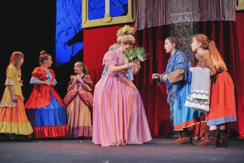 Teatr jako lustro duszy: znaczenie słowa i emocje, które wzburzają serca