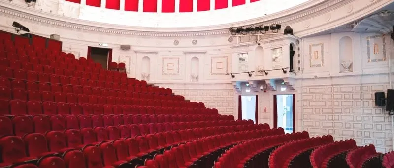 Teatr Komedia: czego nie widać — odkryj kulisy i tajemnice spektaklu