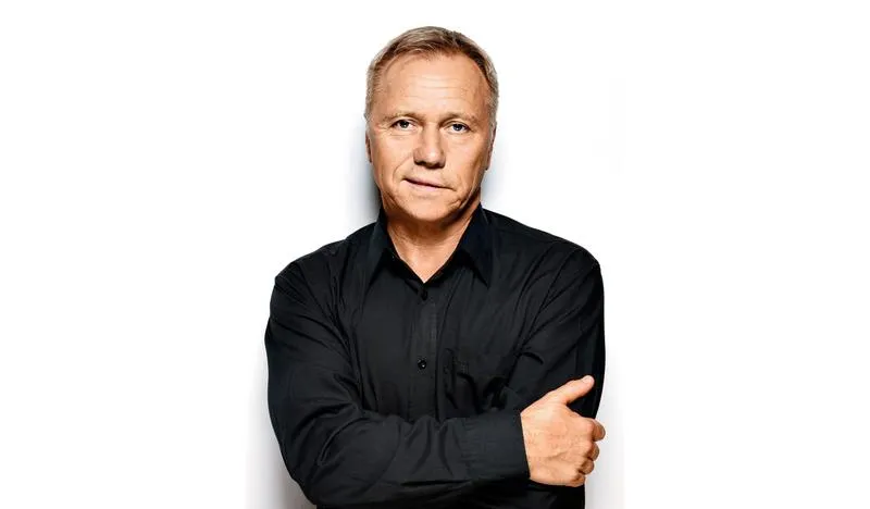 Waldek Nowak i jego unikalny styl stand-upu – odkryj magię jego występów