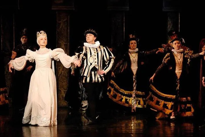 Strój na komedię w teatrze