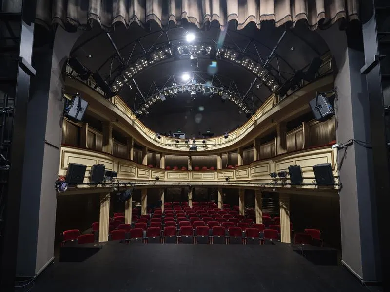 Teatr dla gojów – analiza i kontekst